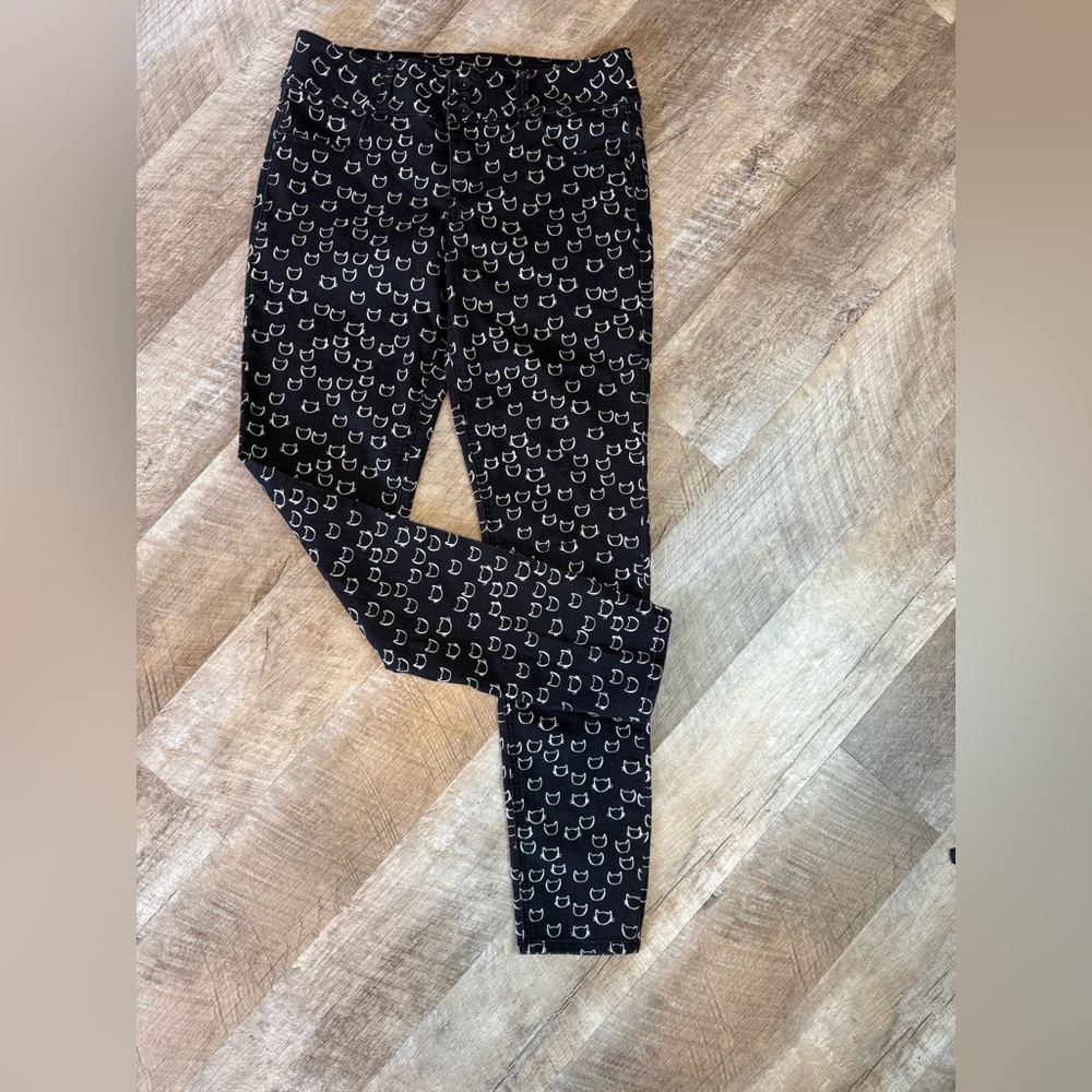Black Heart size 11 Super Skinny black pants, cat design, triple button fly